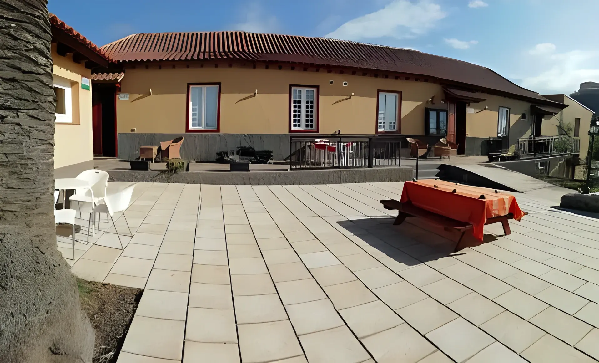 Fachada de la casa canaria y su gran terraza empedrada